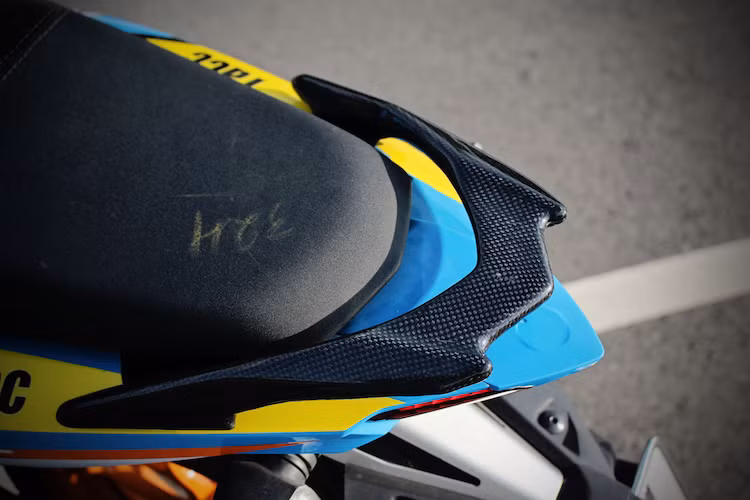 Ở phía sau, tay xách nguyên bản của Exciter cũng đã được dán kín bằng sợi carbon thật và phủ bóng, tạo điểm nhấn cho đuôi xe. Ngay cả dè sau cùng cụm xi-nhan nguyên bản của chiếc Exciter này cũng được chủ xe giữ nguyên, thay vì tháo bỏ hoặc đổi thành pad biển số ngắn như nhiều chiếc Exciter độ khác.