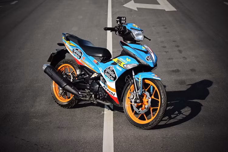 Kể từ khi được tung ra thị trường vào cuối năm 2014 tới nay để thay thế cho phiên bản 135 trước đó, mẫu xe số côn tay Yamaha Exciter 150 đã có một số lượng "khổng lồ" những bản độ được tạo ra bởi các biker Việt. Bên cạnh những phiên bản độ "khủng" với "dàn chân" từ môtô phân khối lớn hay thay đổi hoàn toàn kiểu dáng, kết cấu, không ít người chơi xe Việt muốn "giữ zin" Exciter 150 và chỉ nâng cấp nhẹ cho chiếc xe.