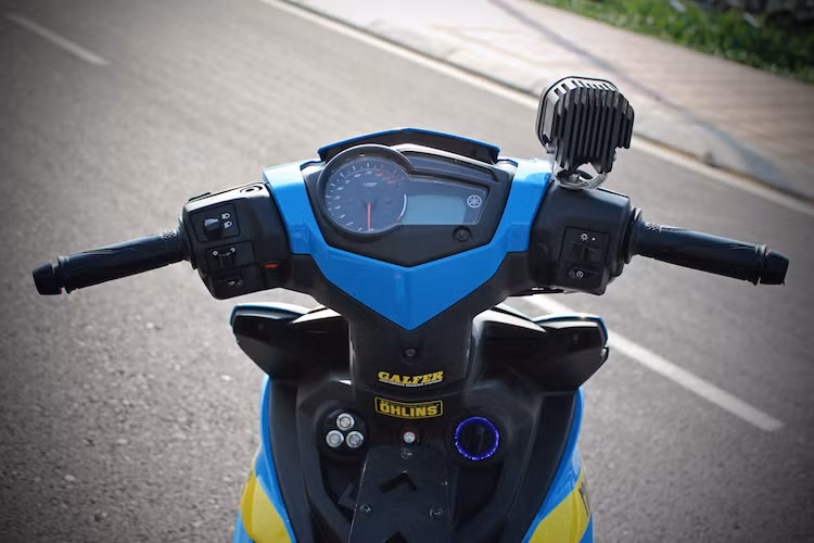 Thay vì ổ khóa nguyên bản, chủ xe đã độ hệ thống khóa thông minh Smartkey vốn dành cho các mẫu xe ga Honda cao cấp, khiến chiếc Exciter an toàn hơn trước giới "đạo chích". Nằm đối xứng bên trái công tắc khóa là cụm nút bấm đóng mở yên và bật tắt đèn chiếu sáng.