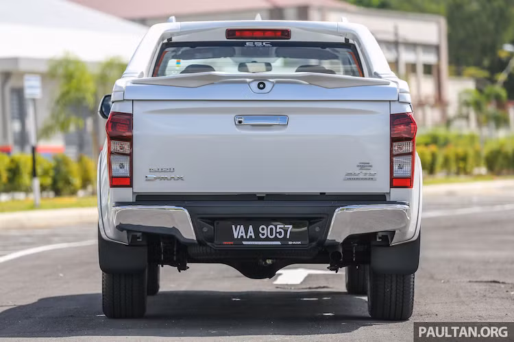 Tại thị trường Malaysia, các phiên bản D-Max Z-Prestige 2.5l sẽ có giá từ 116.517 Ringgit (tương đương 612 triệu đồng). Phiên bản 3.0l của xe có giá đắt hơn là 124.312 Ringgit (tương đương 652 triệu đồng).