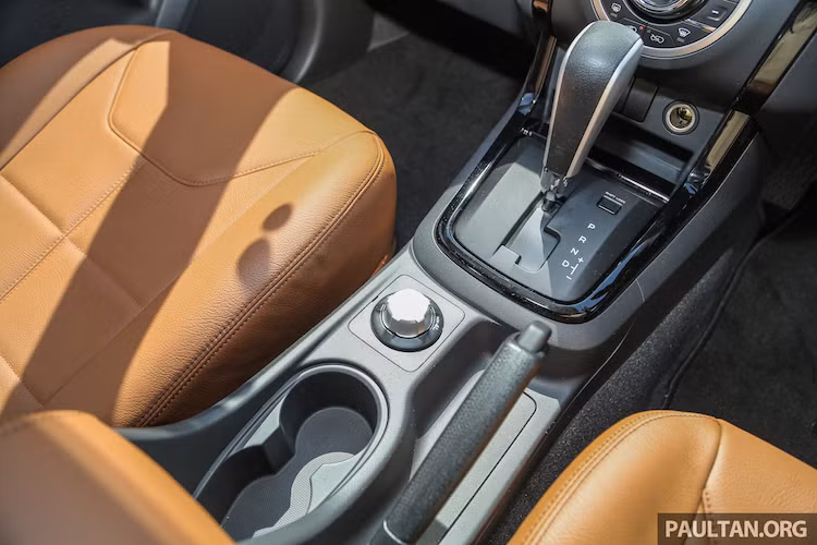 Mọi loại động cơ đều kết hợp với duy nhất lựa chọn hộp số tự động 5 cấp và hệ dẫn động 4 bánh bán thời gian. Người lái có thể điều chỉnh các chế độ dẫn động thông qua núm xoay Terrain Command Select Dial đặt trên bệ trung tâm của xe.