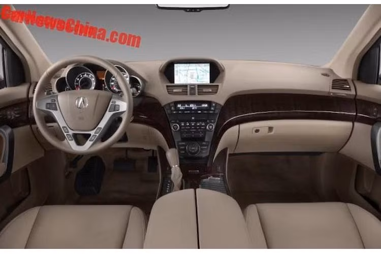 Dù trông có vẻ khá hiện đại và tiện nghi với ghế da hay hệ thống thông tin giải trí với màn hình lớn, tuy nhiên nội thất của Jinbei Diazi vẫn không có được "đẳng cấp", ngay cả khi so với Acura MDX thế hệ thứ 2. Chiếc xe của Acura có cabin được hoàn thiện tỉ mỉ hơn nhiều với các chất liệu cao cấp.