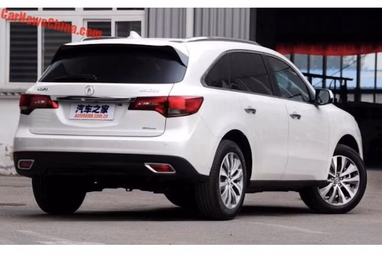 Ngoài ra, dù có kiểu dáng giống "hàng thật" nhưng chất lượng hoàn thiện các chi tiết trên Diazi còn lâu mới "xịn" bằng MDX. Một ví dụ đó là cụm đèn pha trước của chiếc xe chỉ sử dụng bóng projector thay vì có hàng bóng LED hiện đại như MDX thật.