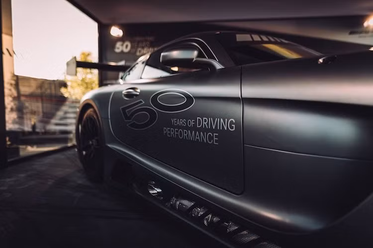 So với mẫu xe đua AMG GT3 thường, siêu xe kỷ niệm 50 năm Edition 50 có màu sơn xám mờ "độc" hơn, với những vạch kẻ màu đen chạy dọc nắp ca-pô. Ở hai bên thân xe cũng có điểm đặc biệt là dòng chữ "50 Years of Driving Performance", với ý nghĩa kỷ niệm 50 năm thành lập AMG và tổ chức giải đua Nurburgring 24h.