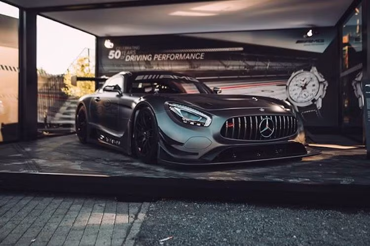 Giống như những chiếc AMG GT3 khác, ngoại hình của Mercedes-AMG GT3 Edition 50 đã có sự thay đổi lớn so với các phiên bản AMG GT dân dụng. Không chỉ có bộ widebody cực "dữ dằn" bằng sợi carbon, chiếc xe còn có những khe gió tản nhiệt trên dè trước cùng các vây, cánh khuếch tán không khí trước sau và một cánh đuôi bằng sợi carbon "khổng lồ".