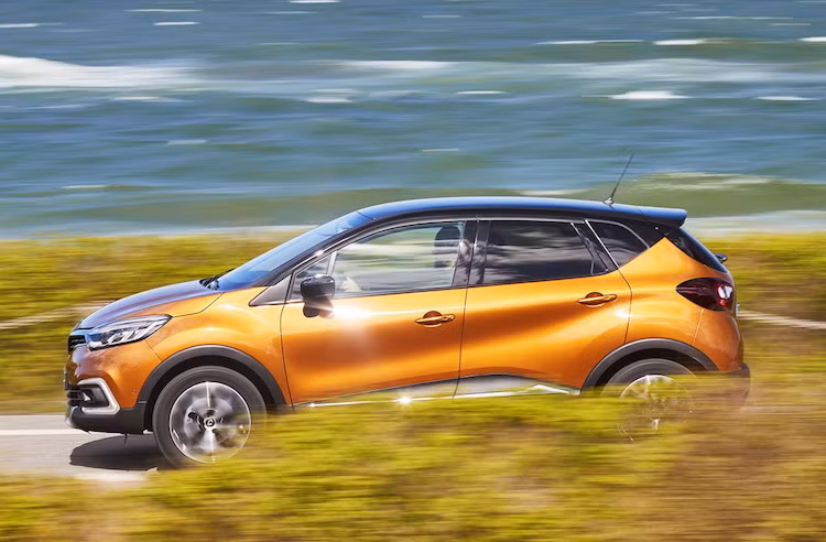 Hiện tại, mức giá cũng như thời điểm bán ra của Captur bản nâng cấp chưa được Renault tiết lộ. Chiếc xe sẽ nhắm tới các đối thủ Ford EcoSport tại một sso thị trường hay bản nâng cấp hay Hyundai Kona sắp ra mắt.