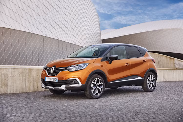 Ra mắt vào năm 2013, mẫu crossover hạng B Renault Captur mới đã trở thành một trong những dòng xe quan trọng của hãng xe Pháp Renault, với doanh số đứng đầu hãng. Để chiếc xe có thể giữ được tính cạnh tranh trong phân khúc này, Renault vừa nâng cấp Captur với một số thay đổi nhẹ ở ngoại hình và nội thất tiện nghi, sang trọng hơn.