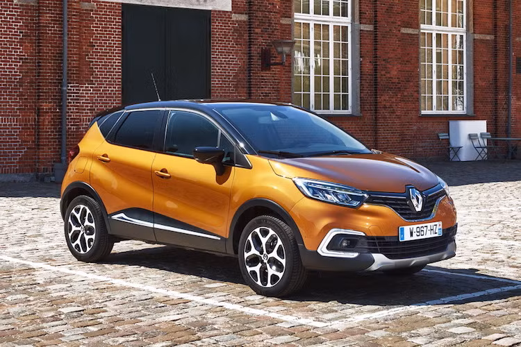 Thiết kế tổng thể trên Captur mới vẫn được Renault giữ lại, tuy nhiên phần đầu xe đã được Renault cập nhật để "đồng bộ" với những mẫu crossover khác của hãng. Trong đó, cản trước, lưới tản nhiệt và đèn pha của xe đã được cải tiến lại, với điểm nổi bật nhất là đèn pha full LED.