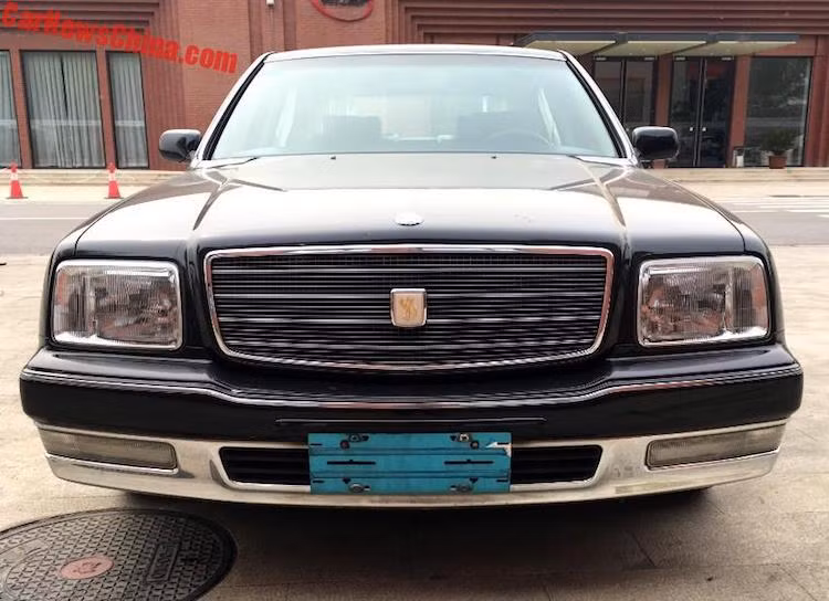 Nằm dưới khoang động cơ của xe là khối máy V12 5.0l 48 van nạp khí tự nhiên với tên mã 1GZ-FE. Đây là khối động cơ V12 duy nhất được người Nhật sản xuất hàng loạt. Theo Toyota, động cơ này chỉ có công suất 276 mã lực. Tuy nhiên đây chỉ là con số tương đối khi vào thời điểm ra mắt, luật của Nhật giới hạn công suất của xe ở mức này.