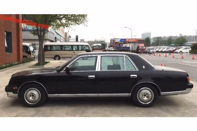 Qua các thử nghiệm thực tế, động cơ V12 của Century đạt công suất 310 mã lực. Với công suất tối đa 310 mã lực và mô-men xoắn cực đại 400 Nm, động cơ này không được thiết kế để hướng tới sức mạnh, thay vào đó là khả năng vận hành êm ái nhất có thể.