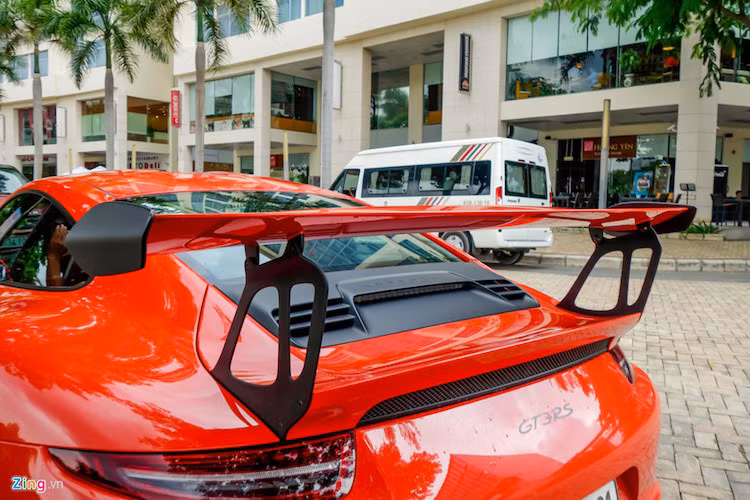 Cánh gió cỡ lớn cố định phía sau bằng sợi carbon là chi tiết thuần chất xe đua, được trang bị trên Porsche 911 GT3 RS. 911 GT3 RS được trang bị động cơ 4.0 lít, 6 xi-lanh, sản sinh công suất 500 mã lực và mô-men xoắn cực đại đạt 460 Nm, kết hợp cùng hộp số PDK nổi tiếng của Porsche.