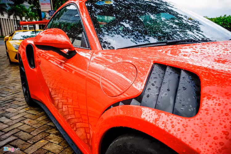 Porsche 911 GT3 RS có ngoại hình hầm hố nhờ những khe khuếch tán đặt dọc hông và phía sau. Đây là chi tiết mang tính khí động học, giúp luồng gió thổi qua hốc bánh xe và đè chặt xuống mặt đường.