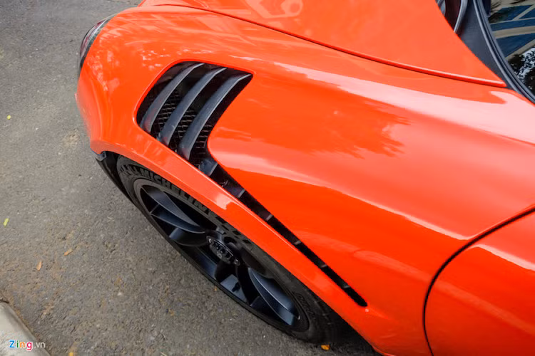 Về cơ bản, Porsche 911 GT3 RS là phiên bản hiệu suất cao của dòng xe thể thao huyền thoại 911. Những công nghệ dành cho xe đua được áp dụng một cách hợp lý khiến 911 GT3 RS vận hành tối ưu trên đường trường.