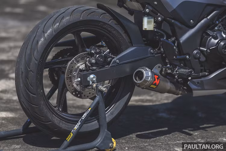 Với hệ thống xả full system Akrapovic, tiếng nổ từ động cơ xi-lanh đơn đã trở nên ấn tượng hơn. Bộ mâm 5 cánh xoắn cùng hệ thống phanh đĩa đơn trước sau ABS cũng được Yeoh giữ nguyên hoàn toàn. Hệ thống phuộc của xe cũng không có điểm thay đổi nào.