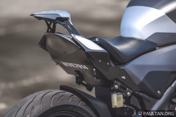 Giống như những bản độ trước đây của Yeoh, CBR250R MechaStallion đã được anh chuyển thành yên solo bằng cách loại bỏ hoàn toàn khung phụ và dàn để chân cho người ngồi sau. Phần đuôi xe cũng được anh thiết kế mới và tạo ra bằng công nghệ in 3D, gồm 5 mảnh ghép vào với nhau. Toàn bộ hệ thống dây điện nguyên bản của xe đã được Yeoh giấu khéo léo vào bên trong bộ vỏ.