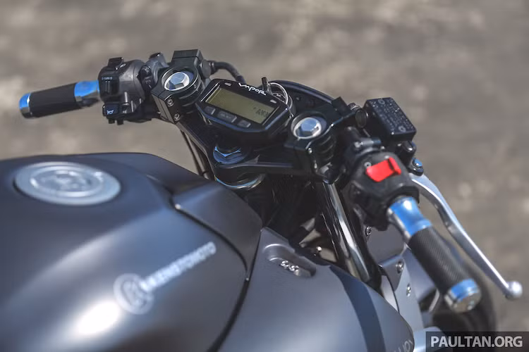 Trên MechaStallion, tay lái nguyên bản của CBR250R đã được Yeoh tối giản với cặp ghi-đông clip-on thấp hơn so với xe nguyên bản, cùng với đồng hồ điện tử siêu gọn từ Vapor. Cùm công tắc nguyên bản của CBR250R không có sự thay đổi, tuy nhiên 2 bên bao tay đã được thay bằng loại Rizoma Sportline.