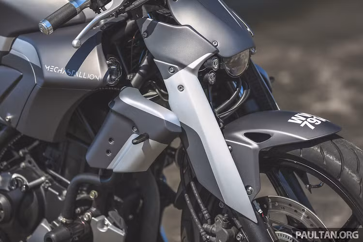 Để CBR250R có ngoại hình góc cạnh như một robot, Yeoh đã loại bỏ hoàn toàn dàn vỏ nhựa nguyên bản của xe và thay bằng những chi tiết in 3G sắc sảo. Trong đó, riêng phần đầu xe được tạo hình từ 5 chi tiết in 3D khác nhau, kết hợp cùng cặp đèn pha 2 bên thân xe và dàn đèn demi, xi-nhan ở phần đầu để tạo thành "bộ mặt" của một robot đầy góc cạnh.