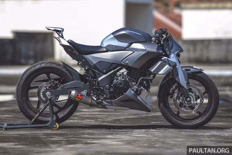 Ngoại trừ phần bình xăng nguyên bản, toàn bộ các chi tiết nhựa hai bên thân xe cũng được Yeoh thiết kế lại và in bằng máy in 3D. Chỉ tính riêng các tấm ốp hai bên bình xăng đã được tạo thành từ 6 mảnh nhựa in, trong khi các tấm bảo vệ két nước làm từ 2 mảnh, Vẫn theo motif robot, những chi tiết này đều có kiểu dáng góc cạnh.