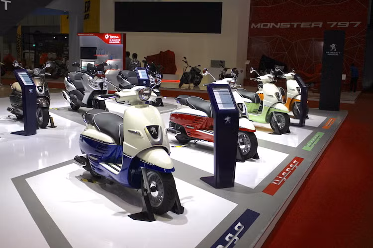 Hiện mới chỉ có 2 dòng xe tại Việt Nam là Peugeot Django và Peugeot Satelis 400RS, gian hàng của Peugeot tại VMCS 2017 tập trung giới thiệu chiếc Django - mẫu xe "trọng điểm" của hãng ở nước ta. Peugeot Django 125 Django mang đậm phong cách thiết kế châu Âu cổ điển khi Peugeot đã lấy cảm hứng từ 2 dòng xe trong quá khứ của hãng là S55 và S57 từ thập niên 50 để "chấp bút" lên kiểu dáng của chiếc xe.