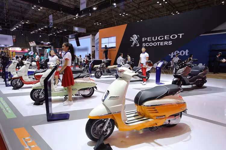 Xe được trang bị động cơ 125 cc SOHC xi-lanh đơn với công suất 10,20 mã lực. Django 125 được lắp ráp ở Việt Nam, chiếc xe sẽ được hãng xe máy Peugeot bán ra với giá từ 68,5 - 69,8 triệu đồng tùy từng bản màu sắc.