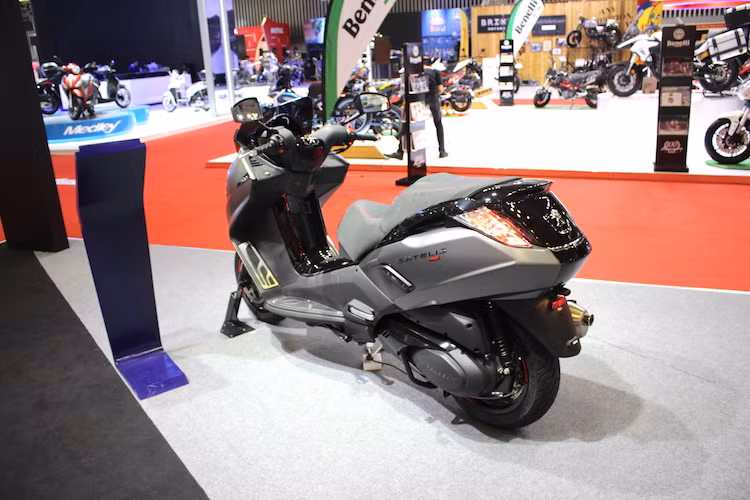 Mẫu xe tay ga cỡ lớn này sở hữu động cơ 1 xi-lanh 4 kỳ, 4 van với dung tích lên tới 399 cc, đem tới công suất lên tới 36,7 mã lực. Hiện tại, Satelis 400RS cũng đang là dòng xe đắt nhất của Peugeot tại Việt Nam với giá niêm yết lên tới 280 triệu đồng.