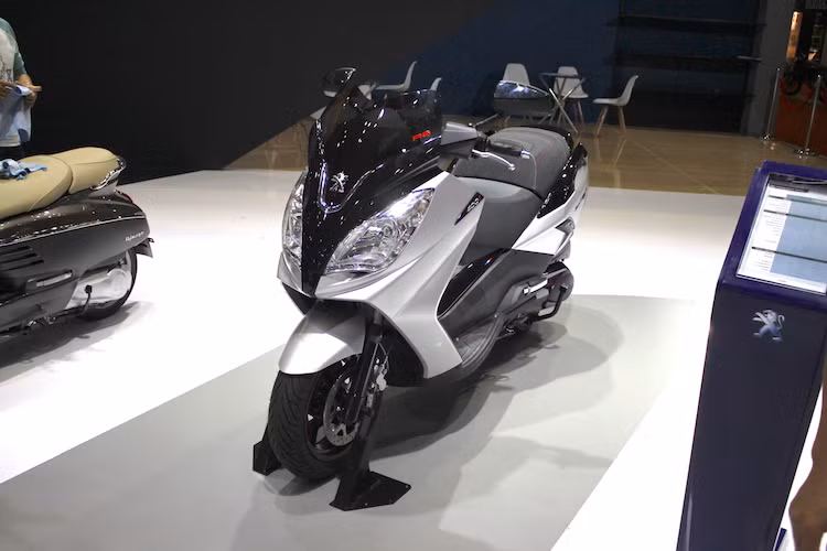 Mẫu xe cao cấp nhất của Peugeot tại Việt Nam là chiếc maxi scooter phân khối lớn Satelis 400RS. Với kiểu dáng "phi thuyền" maxi scooter, Satelis 400RS mang đến cho người lái một cảm giác lái hoàn toàn khác biệt và thoải mái như đang điều khiển một chiếc ô tô hạng sang