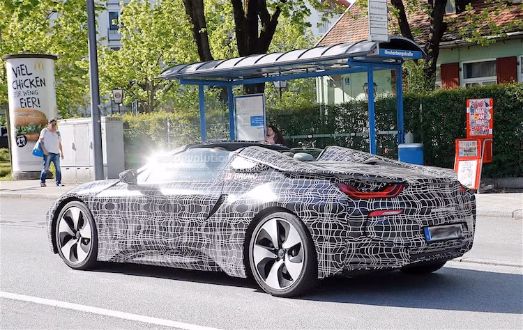 Nếu như được ra mắt vào năm 2018, nhiều khả năng phải tới năm 2019 phiên bản i8 mui trần mới chính thức được bán ra. Giá siêu xe BMW i8 chắc chắn sẽ đắt hơn so với phiên bản coupe.