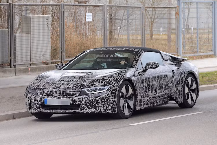Vào tháng 10/2016, đích thân ông ông Harald Krueger - Giám đốc điều hành BMW đã xác nhận rằng phiên bản mui trần của dòng siêu xe xanh BMW i8 là BMW i8 Spyder sẽ xuất hiện vào năm 2018. Mới đây, bản thử nghiệm của i8 Spyder đã bị bắt gặp trên các đường phố châu Âu trong tình trạng hoàn thiện, nhưng bị phủ kín bởi các lớp ngụy trang.