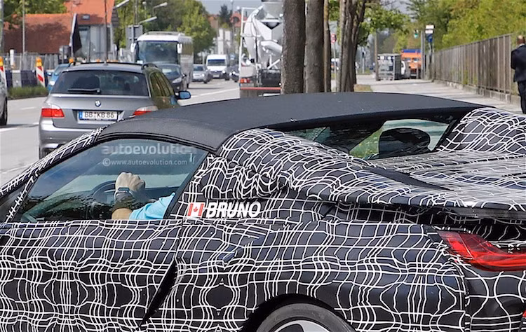 Điểm khác biệt lớn nhất của i8 Spyder so với i8 coupe là phần mui đã bị "cưa" đi để tạo thành một chiếc xe mui trần. Bộ mui xếp sẽ có dạng targa, tuy nhiên hiện vẫn chưa rõ BMW sẽ sử dụng mui mềm hay mui cứng bằng sợi carbon.