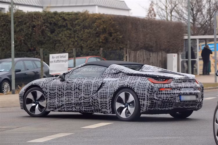 Ngoài thay đổi về số ghế ngồi và mui xe, các chi tiết nội thất trong i8 Spyder được dự đoán sẽ không có thiết kế thay đổi nhiều so với phiên bản i8 coupe.