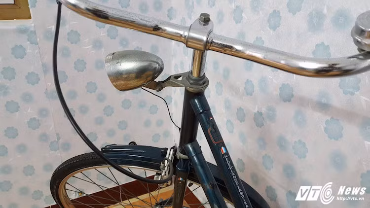 Chiếc đèn pha đặc trưng của các dòng xe đạp Peugeot cổ.
