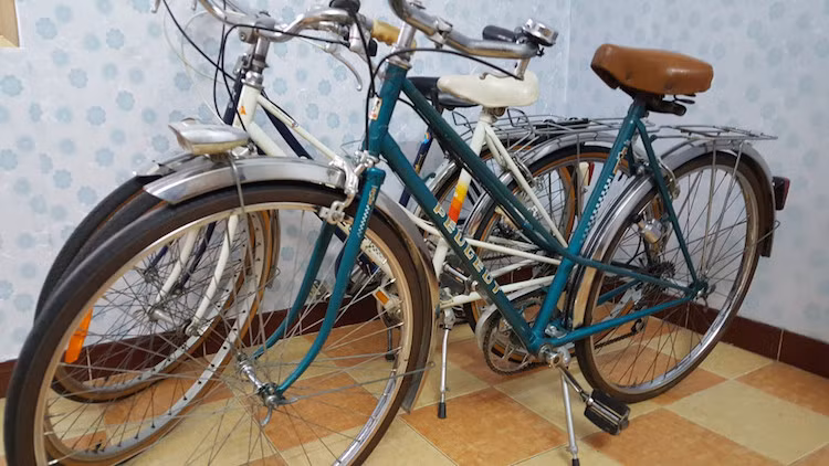 Trong ảnh là bộ 3 xe đạp Peugeot đời 1990 có giá 15 triệu đồng/chiếc.
