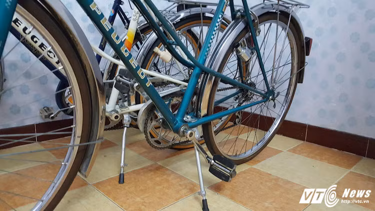 Một chiếc xe đắt dĩ nhiên giá phụ tùng cũng cực kỳ đắt. Một đôi vành nhôm có giá tới 4-5 triệu đồng, một cặp lốp giá vài triệu đồng, đôi pê - đan "khúc mía" giá vài triệu, một đùi đĩa giá cũng cả triệu...