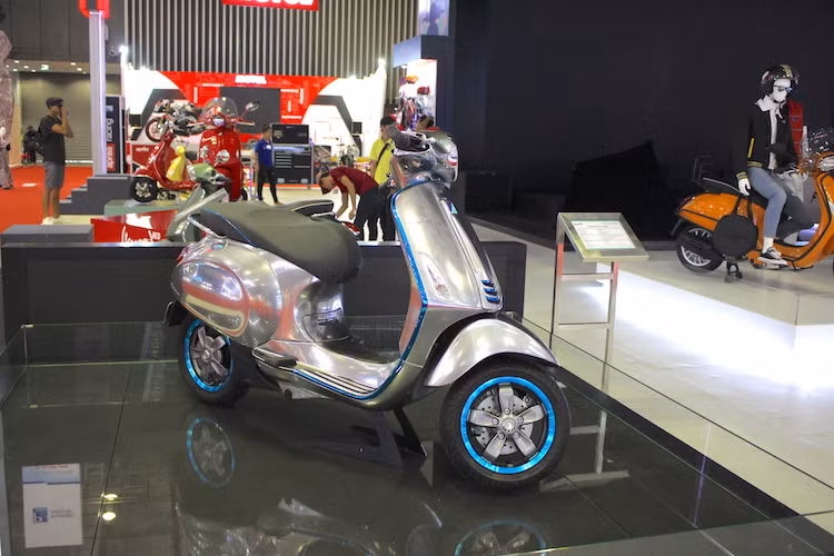 Được giới thiệu lần đầu tại EICMA 2016 cách đây hơn nửa năm, mẫu xe Vespa Elettrica đã được Piaggio Việt Nam đưa về trưng bày tại triển lãm VMCS 2017. Theo Piaggio, Vespa Elettrica chạy điện chính là tương lai của việc di chuyển cá nhân trong thành phố, dành cho những người không chịu được sự ô nhiễm gây ra bởi động cơ đốt trong.