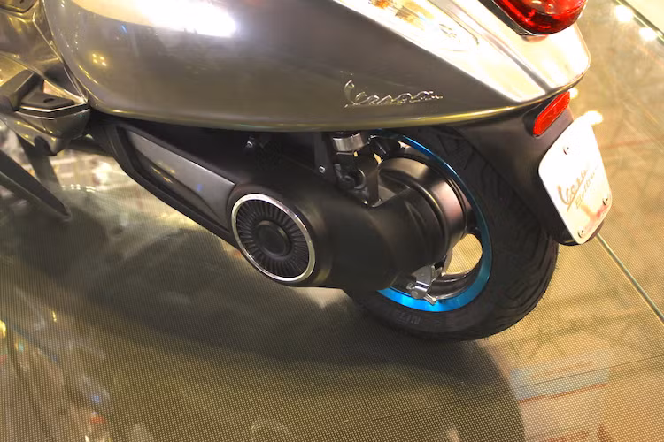 Khác biệt lớn nhất của Elettrica nằm ở phía sau xe, nơi động cơ điện đã thay thế cho động cơ xăng truyền thống của Primavera. Hiện tại, Piaggio vẫn hoàn toàn giấu kín các thông số kỹ thuật chi tiết của động cơ này.