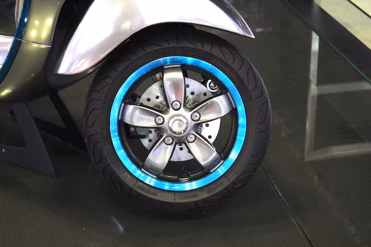 Các chi tiết và kích thước tổng thể của Elettrica cũng hoàn toàn giống Primavera. Chiếc xe vẫn được trang bị cặp vành 11 inch 5 cánh đơn cùng hệ thống phanh đĩa trước và phanh đùm cho bánh sau.