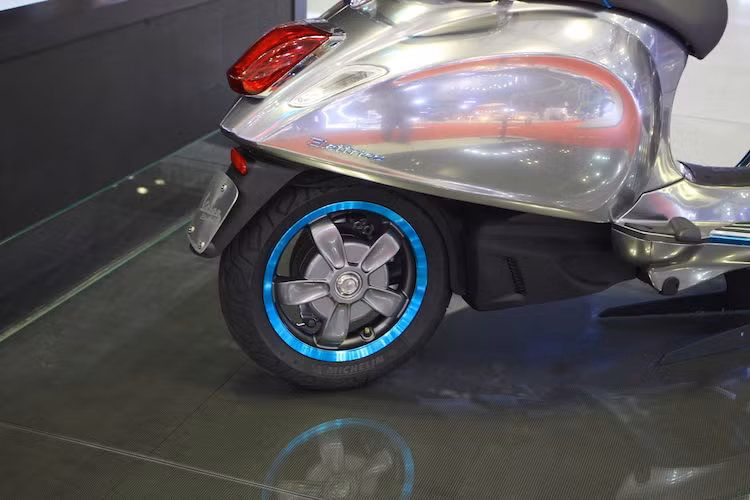 Do không sử dụng động cơ xăng, Elettrica cũng không còn ống xả ở bên phải thân xe. Chính vì vậy, khu vực này trông khá "trống trải" khi bánh sau của xe lộ ra ngoài hoàn toàn.