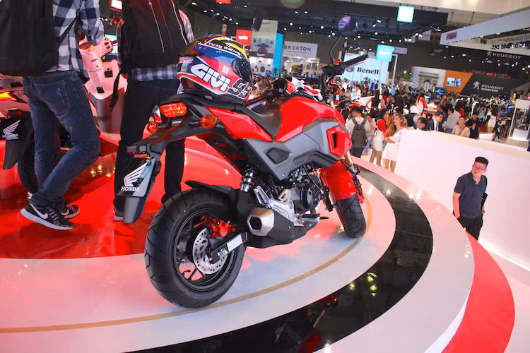 Với mức giá "giảm sâu", MSX125 2017 cũng bước đầu nhận được sự quan tâm của nhiều biker khi mức giá 60 triệu trước đây của chiếc xe bị người dùng đánh giá là cao. Tuy nhiên trong thời gian tới, một loạt các dòng xe côn tay phân khối nhỏ cũng sẽ xuất hiện tại Việt Nam, khiến sự thành công của MSX125 2017 vẫn là một dấu hỏi.