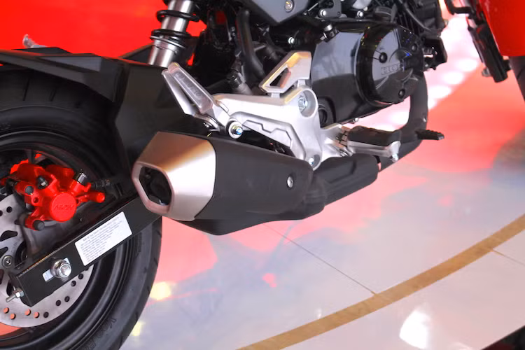 Ngoài kiểu dáng mới, MSX125 SF vẫn tiếp tục sử dụng khối động cơ xi-lanh đơn SOHC 125 côn tay với hệ thống phun xăng điện tử hộp số 5 cấp như MSX 125. Ống xả trên MSX125 SF cũng đã được chuyển vị trí xuống bên phải xe, thay vì nằm vắt dưới yên sau như phiên bản cũ.