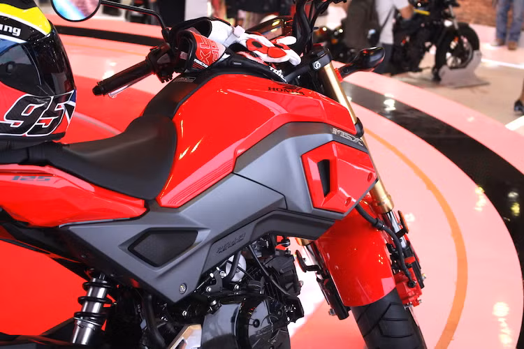 So với MSX 125 cũ, phiên bản MSX125 SF mới đã có phần thân xe được thiết kế lại theo hướng góc cạnh hơn, với các đường cắt xẻ và bề mặt vuông vắn cá tính. Xe vẫn giữ nguyên trọng lượng 102 kg và bình xăng 5,7 lít. Cả 2 bánh đều có đường kính vành 12 inch và phanh đĩa, không khác biệt so với phiên bản cũ.