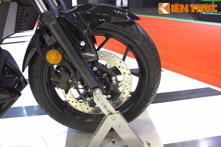 Dù được định giá rẻ hơn R3 tại Việt Nam nhưng MT-03 thậm chí còn ưu việt hơn khi được trang bị sẵn hệ thống phanh ABS ở cả 2 bánh trước và sau. Xe vẫn sử dụng hệ thống phanh trước với heo 2 piston/đĩa đường kính 298 mm và phanh sau 1 pis/đĩa 220 mm. Vành và lốp của MT-03 cũng có thông số không khác R3.