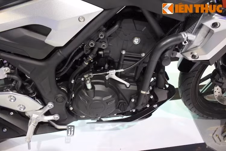 MT-03 chia sẻ chung động cơ có dạng 2 xi-lanh thẳng hàng DOHC 4 van 321 cc, phun xăng điện tử, đạt công suất tối đa lên tới 42 PS và mô-men xoắn cực đại 29,6 Nm với R3. Xe sử dụng trái piston 68 mm, hành trình xi-lanh 44,1 mm, tỉ số nén 11.2:1 và mạnh mạnh tương đương một số dòng xe 400 cc của chính Yamaha và cả của các đối thủ khác.