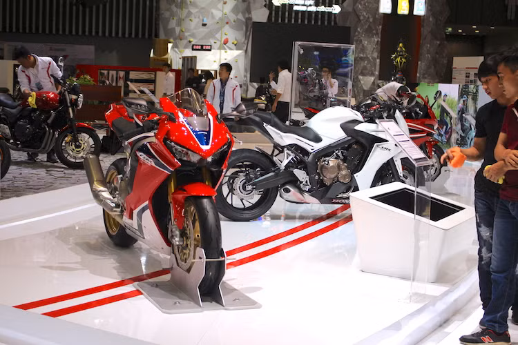 Khu vực trưng bày xe sportbike của Honda cũng có số lượng đông đảo với các mẫu xe CBR250RR, CBR500R, CBR650F, CBR1000RR Fireblade SP thế hệ mới. Trong khi CBR250RR là mẫu xe lý tưởng cho bất kỳ ai đang tìm kiếm chiếc sportbike đầu tiên cho mình thì CBR1000RR Fireblade SP lại dành cho những tay lái chuyên nghiệp muốn có thêm sự hứng khởi trong việc điều khiển và kiểm soát một cỗ máy mạnh mẽ.