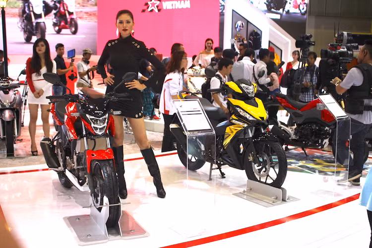 Kể từ khi ra mắt chiếc MSX125 tại Việt Nam, Honda đã bắt đầu quan tâm hơn tới thị trường xe côn tay phân khối nhỏ. Tại triển lãm, ngoài việc trưng bày chiếc Winner 150 và CB150R Streetfire, Honda còn ra mắt phiên bản MSX125 2017 mới, với giá bán giảm 10 triệu so với đời cũ, trong khi được nâng cấp một số chi tiết.