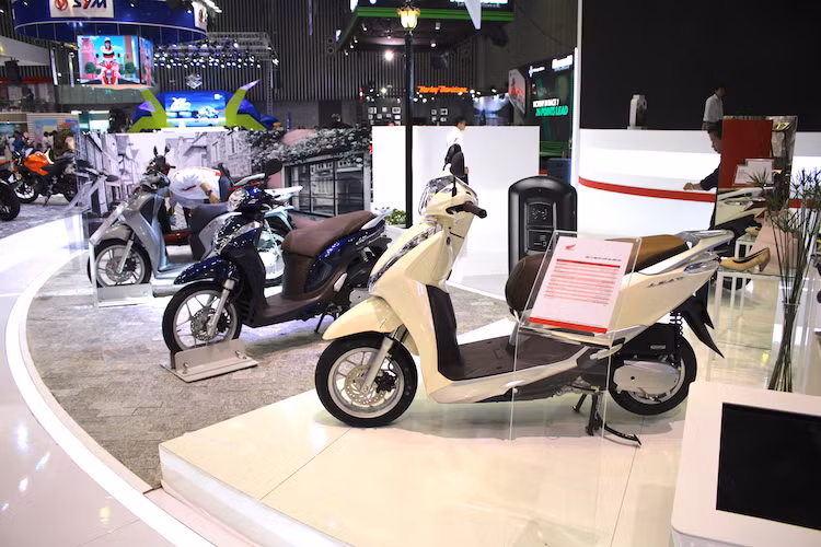 Bên cạnh đội xe số phổ thông, những dòng xe tay ga của Honda cũng xuất hiện đầy đủ gồm SH 300i, SH 150i, SH mode 125cc, Air Blade 125cc, VISION 110cc. Honda Việt Nam cũng đã chọn triển lãm VMCS 2017 làm nơi công bố lần đầu mẫu xe ga cho phái đẹp Honda Lead 2017 thế hệ mới, dự kiến sẽ có giá bán chính thức vào tháng 8 năm nay.