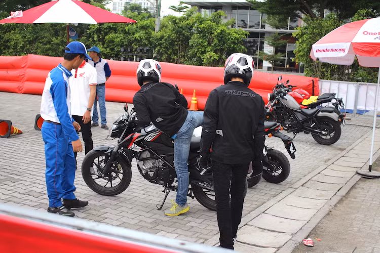 Nhân sự kiện này, Honda Việt Nam cũng công bố thông tin về mảng kinh doanh mới xe phân khối lớn với mạng lưới chuyên bán và thực hiện dịch vụ cho xe phân khối lớn tại nước ta. Sự "nghiêm túc" của thương hiệu Honda ở thị trường xe PKL được thể hiện không chỉ ở khu trưng bày, mà còn ở cả khu chạy thử với các dòng xe như Rebel 300, CB500F, CBR500R và CBR650F.