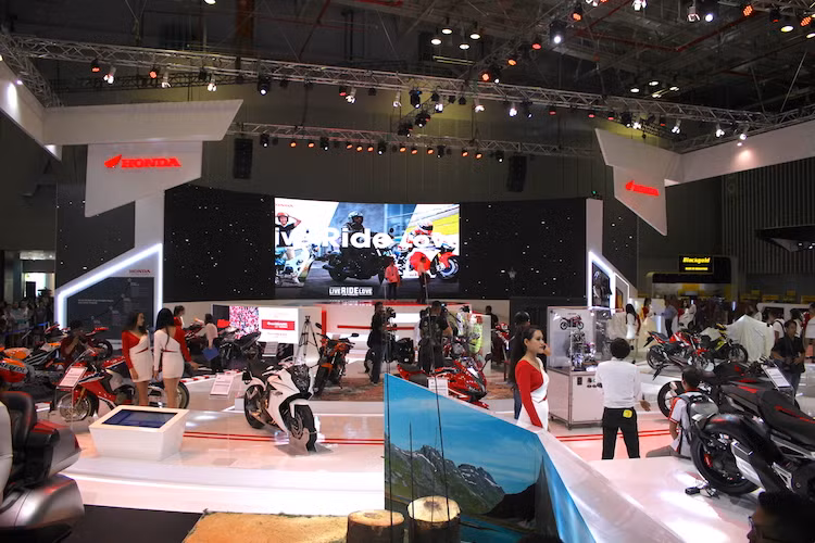 Chủ đề chính của khu trưng bày Honda Việt Nam tại triển lãm xe máy Việt Nam 2017 (VMCS 2017) năm nay là là “Live. Ride. Love” – “Sống. Lái. Đam mê”. Sống để Lái, Lái là Đam mê, Đam mê là Lẽ sống. Đó là tinh thần luôn bùng cháy trong tim những người yêu tốc độ và say mê vẻ đẹp mạnh mẽ của những chiếc môtô.