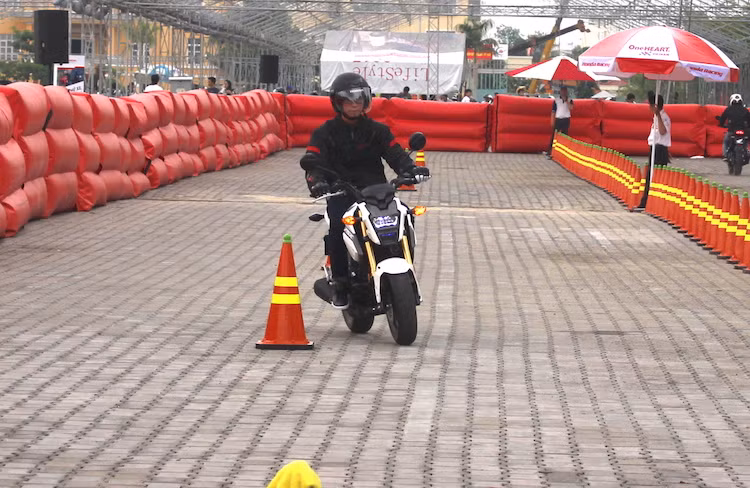 Khu vực ngoài trời của Honda với diện tích 1.500 m2 được thiết kế dành cho khách hàng tham gia chạy thử xe Kết hợp cùng chặng đua MotoGP tại Tây Ban Nha vào dịp cuối tuần, HVN sẽ tường thuật trực tiếp ngày phân hạng của chặng đua vào tối 6/5 và vòng đua chính thức vào tối 7/5.