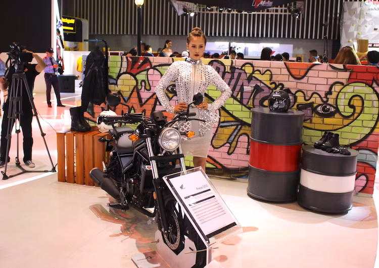 Dòng xe Cruiser với đại diện duy nhất là mẫu xe Rebel 300. Mẫu xe Rebel 300 lần đầu tiên được giới thiệu tại triển lãm Mô tô Long Beach tại bang California, Mỹ vào tháng 11/2016. Thay vì kiểu dáng "đạo mạo" của chiếc Rebel 250 cũ đã khá quen thuộc với dân chơi xe Việt, Rebel 300 mới sở hữu thiết kế bobber trẻ trung và khả năng "cá nhân hóa" cực cao.