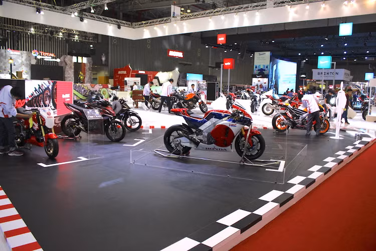 Khu vực cuối cùng trong gian trưng bày xe của Honda dành riêng cho những chiếc xe đua chuyên nghiệp. Không chỉ có những chiếc Blade, Winner và MSX125 đang được Honda sử dụng trong các giải đua của hãng tại Việt Nam, khu vực này còn có sự tái xuất của "cặp đôi" MotoGP RC213V - RC213V-S.